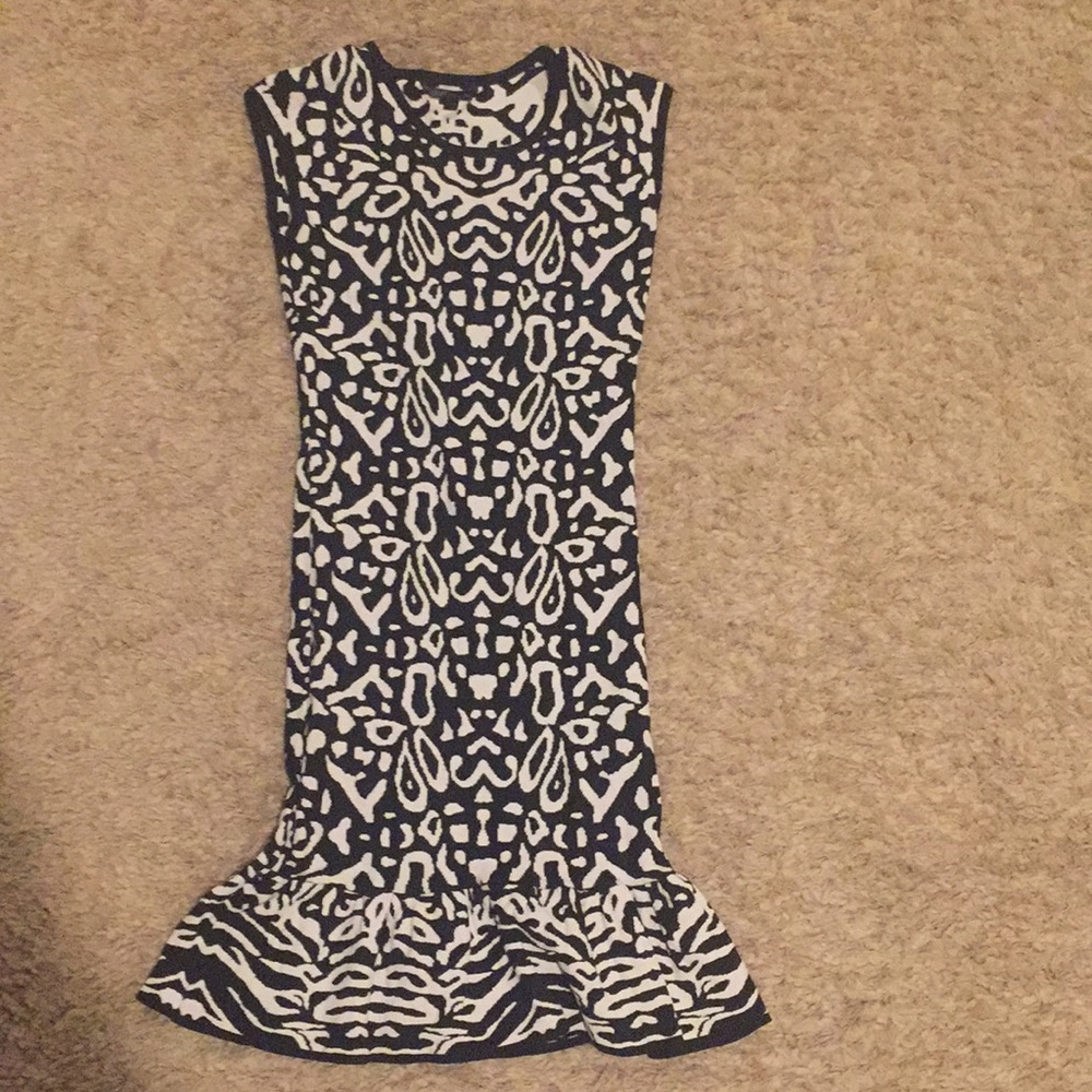 SOLD-Black and white patterned dress M